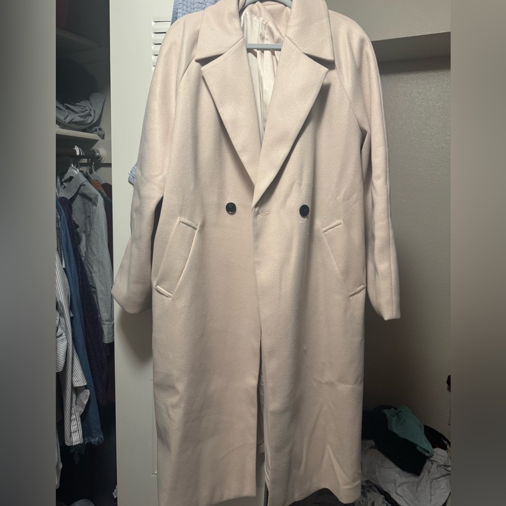 Trench coat, soft on the inside. Buttons attached on coat.